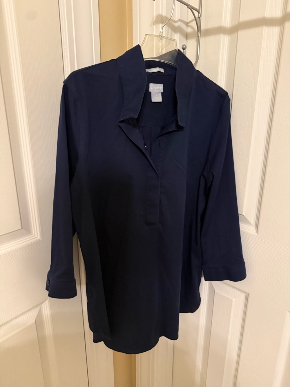 Chico’s No-Iron Navy Blue Stretch Shirt Size 1 Faux Button Back EUC